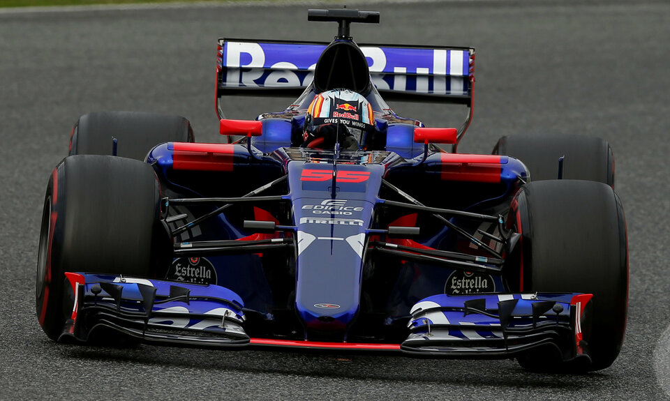 Toro Rosso's Carlos Sainz in action during a Formula One preseason test in Barcelona, Spain on March 8, 2017. (Reuters Photo/Albert Gea)
