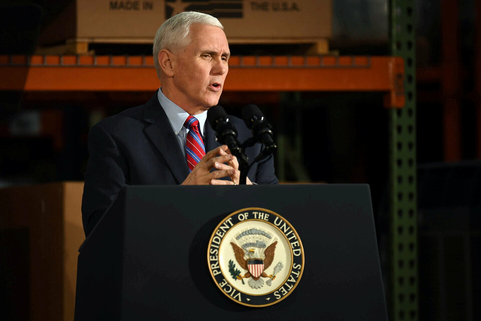 United States Vice President Mike Pence will travel to South Korea on Sunday (16/04) in what his aides said was a sign of the US commitment to its ally in the face of rising tensions over North Korea's nuclear program. (Reuters Photo/Bryan Woolston)