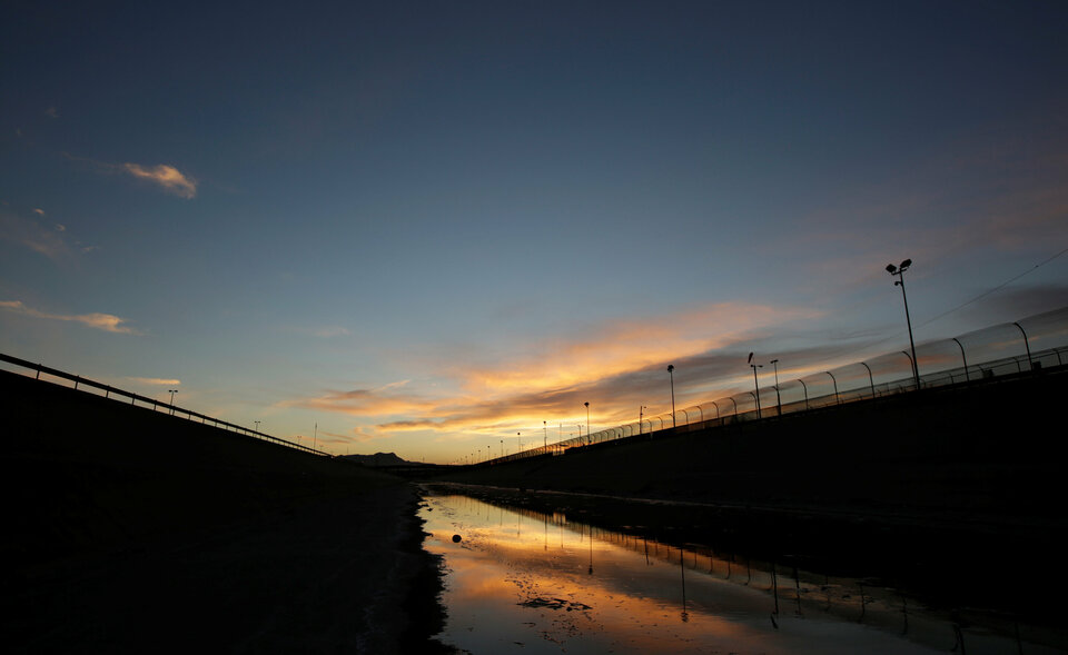A view of a section of the US-Mexico border fence is seen on the banks of the Rio Bravo, in Ciudad Juarez, Mexico March 11, 2017. Picture taken from the Mexico side of the Rio Bravo. (Reuters Photo/Jose Luis Gonzalez)
