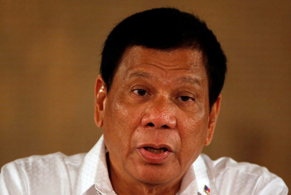Philippine President Rodrigo Duterte said on Thursday (27/04) it was pointless discussing Beijing's contentious activities in the South China Sea at this week's Southeast Asian summit, and no one dared to pressure China anyway.   (Reuters Photo/Erik De Castro)