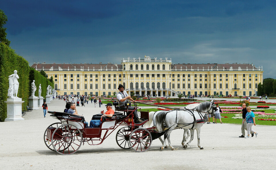 A traditional Fiaker horse carriage passes imperial Schoenbrunn palace in Vienna, Austria, June 14, 2016. (Reuters Photo/Heinz-Peter Bader)