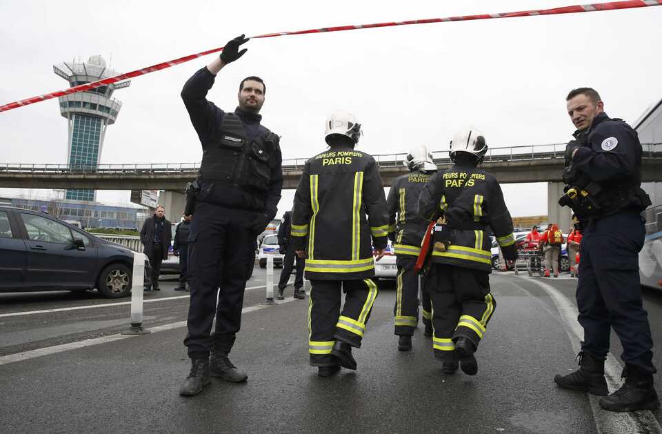 Police on Sunday (19/03) questioned relatives of a man shot dead by soldiers at a Paris airport as they sought clues about why he tried to seize an assault rifle in an incident that has pushed security to the top of France's election campaign. (Reuters Photo/Christian Hartmann)