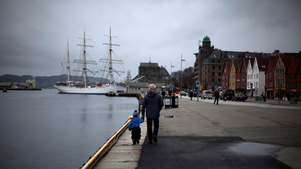 Norway replaced Denmark as the world's happiest country in a new report released on Monday (20/03) that called on nations to build social trust and equality to improve the wellbeing of their citizens. (Reuters Photo/Stoyan Nenov)