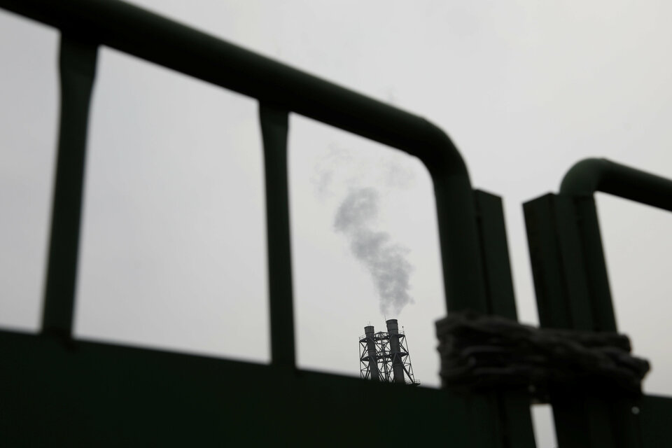 Smoke billows over a plastics factory in New Taipei City, Taiwan (20/03). (Reuters Photo/Tyrone Siu)