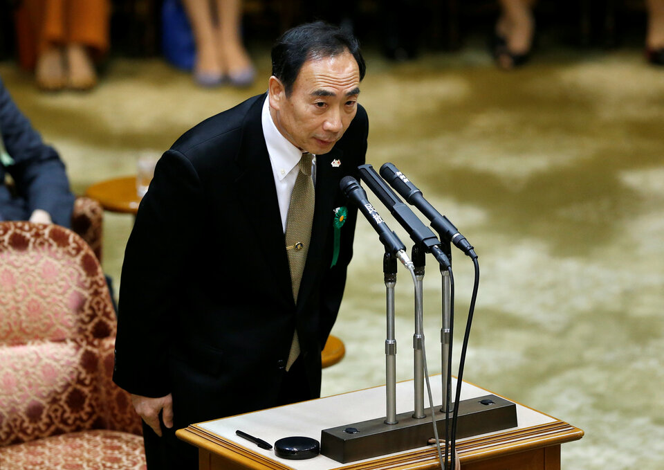 The head of a Japanese nationalist school at the heart of a swirling political scandal said in sworn testimony in parliament on Thursday (23/03) that he received a donation of 1 million yen from Prime Minister Shinzo Abe's wife in her husband's name. (Reuters Photo/Issei Kato)
