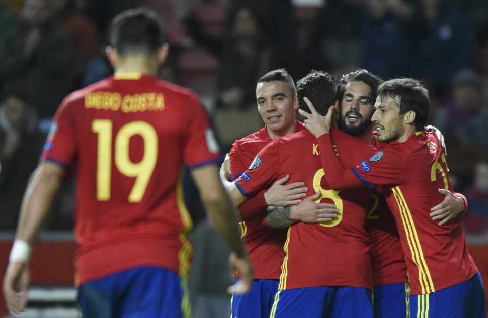 Spain's Francisco 'Isco' Alarcon, second from right, is congratulated by teammates after scoring a fourth goal in their World Cup qualifier against Israel in Gijon, Spain, on Friday (24/03). (Reuters Photo/Eloy Alonso)