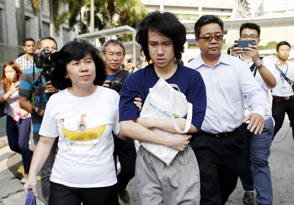 Teen blogger Amos Yee leaves with his parents after his sentencing from the State Court in Singapore July 6, 2015.  (Reuters Photo/Edgar Su)