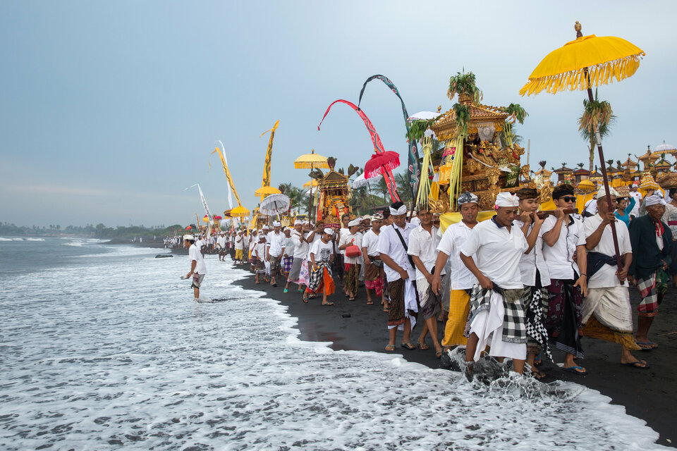 Balinese Hindus walk along a beach during Melasti, a purification ceremony ahead of the holy day of Nyepi, in Gianyar, Bali, on March 25, 2017. (Reuters Photo/Agung Parameswara)