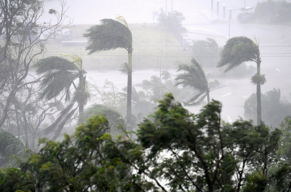 A cyclone bearing down on New Caledonia in the South Pacific was upgraded on Monday (08/05) to a category five storm, the most destructive wind speed level, prompting local authorities to order people to stay indoors and take shelter. (Reuters Photo/Dan Peled)