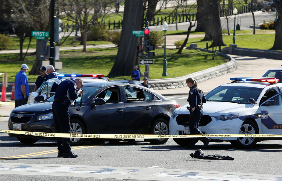 Capitol Hill police inspect a car whose driver struck a Capitol Police cruiser and then tried to run over officers, near the US Capitol in Washington, US, March 29, 2017. (Reuters Photo/Joshua Roberts)