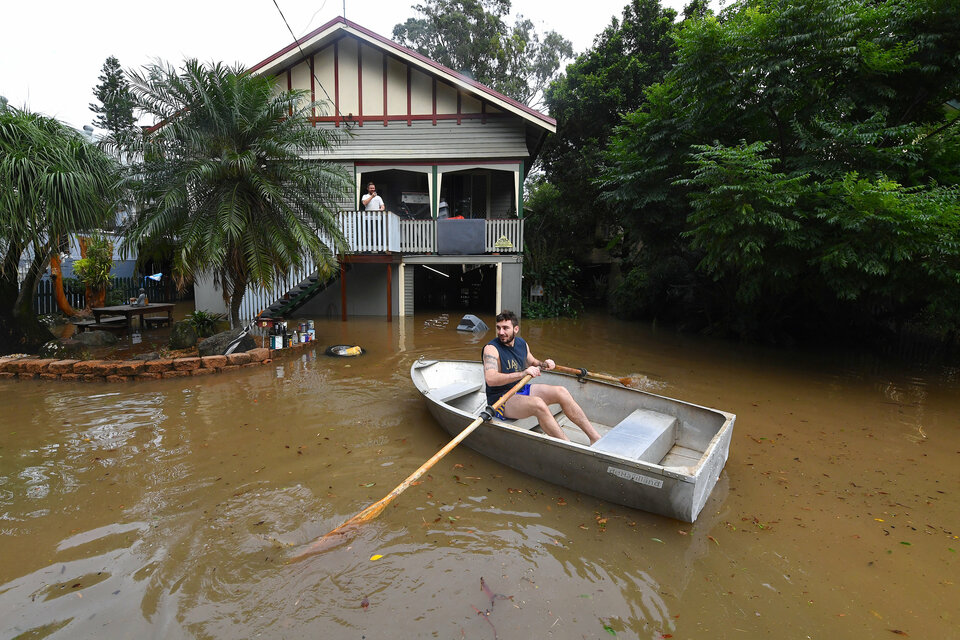 A man paddles a rowboat through floodwaters in the northern New South Wales town of Lismore, Australia, on Friday (31/03) after heavy rains associated with Cyclone Debbie swelled rivers to record heights across the region. (Reuters Photo/Australian Associated Press)