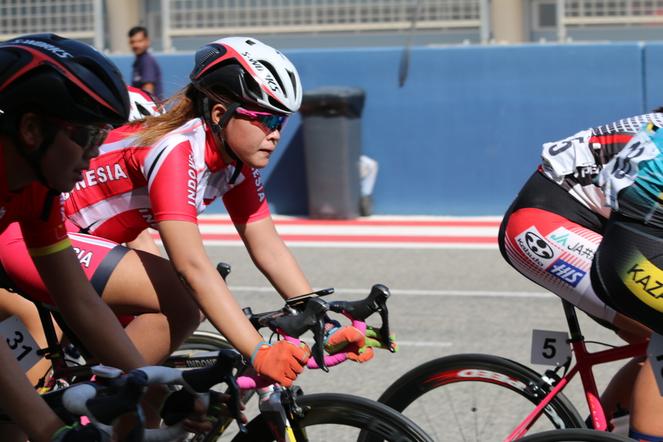 Indonesian cyclist Liontin Evangelina Setiawan finished fifth in the women's junior individual road race at the 2017 Asian Cycling Championship in Bahrain on Wednesday (01/03). (Photo courtesy of the Indonesian Cycling Federation, or ISSI)