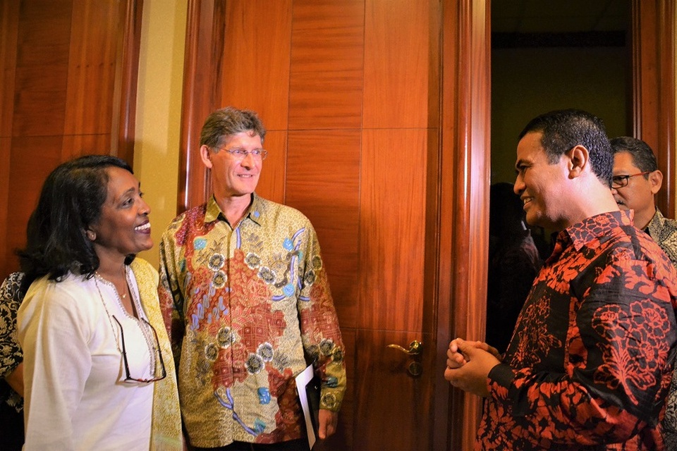 Assistant Director General and FAO Regional Representative for Asia and the Pacific Kundhavi Kadiresan, left, met with the Indonesian Minister of Agriculture, Amran Sulaiman, right, on Sunday (12/03). (Photo courtesy of FAO)