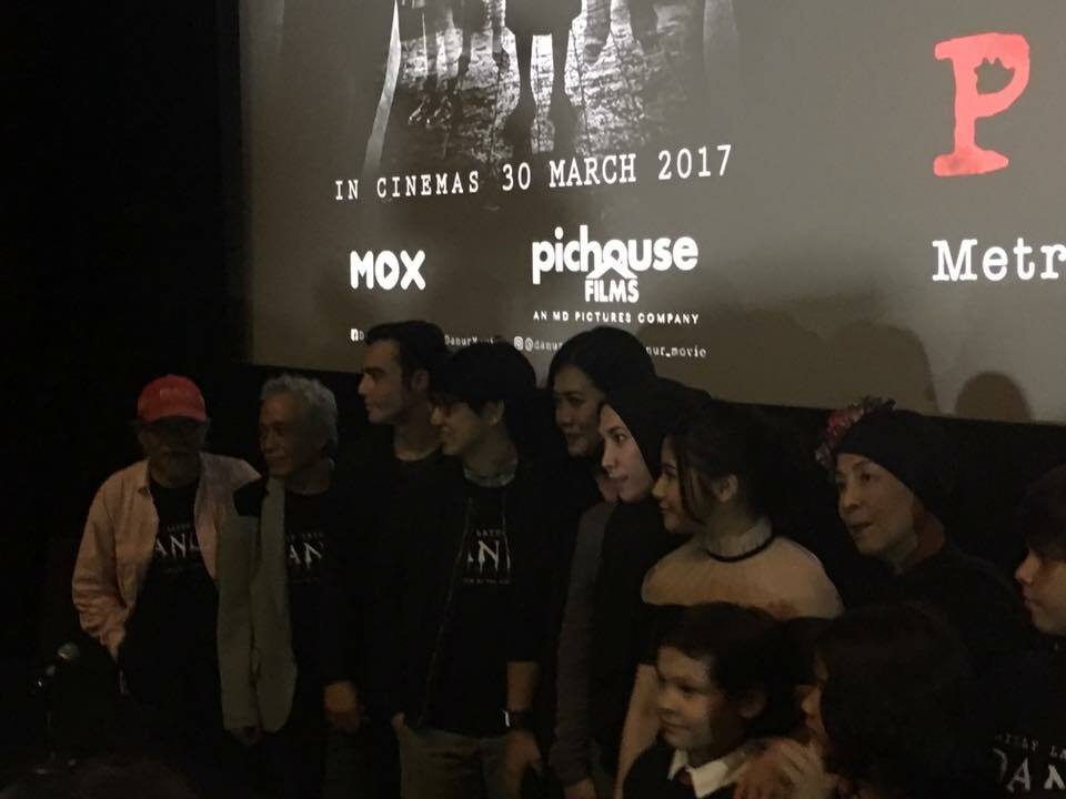 The cast and crew of 'Danur: I Can See Ghosts' posing for a photo during the prescreening in Jakarta on Monday (27/03). (JG Photo/Diella Yasmine) 