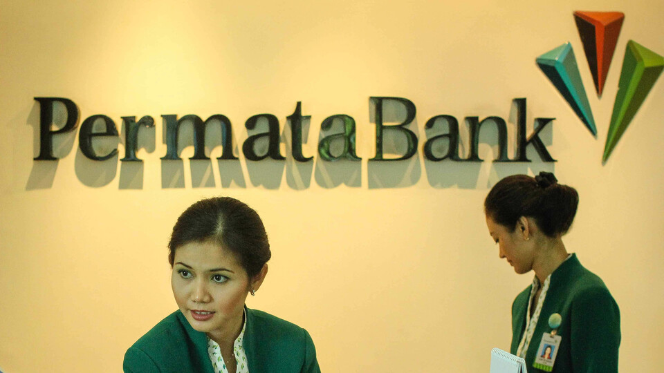 Bank Permata's customer service officers at its branch in Semarang. (JG Photo/Dhana Kencana) 