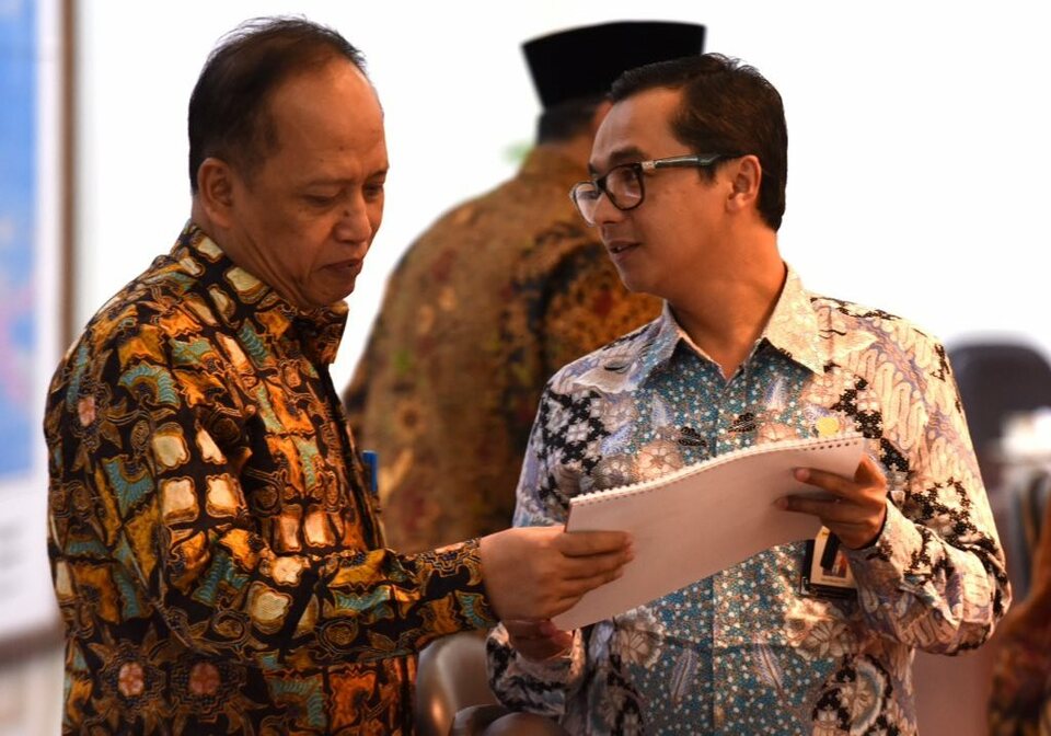 LPDP president director Eko Prasetyo, right, during a cabinet meeting with President Joko Widodo in Jakarta on Feb. 7, 2017. (Photo courtesy of Indonesia's Cabinet Secretary)