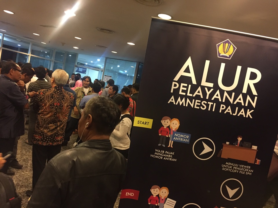 Taxpayers queue at the Directorate General of Taxes to join the government's tax amnesty program on Friday (31/03), minutes before ended. (JG Photo/Tabita Diela)