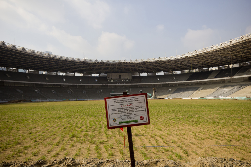 Warning board not to step on the grass at the Gelora Bung Karno Stadium, on Friday (17/3) The stadium was renovated for the Asian Games 2018. The renovation process has already reached 40 percent (JG Photo / Yudha Baskoro)
