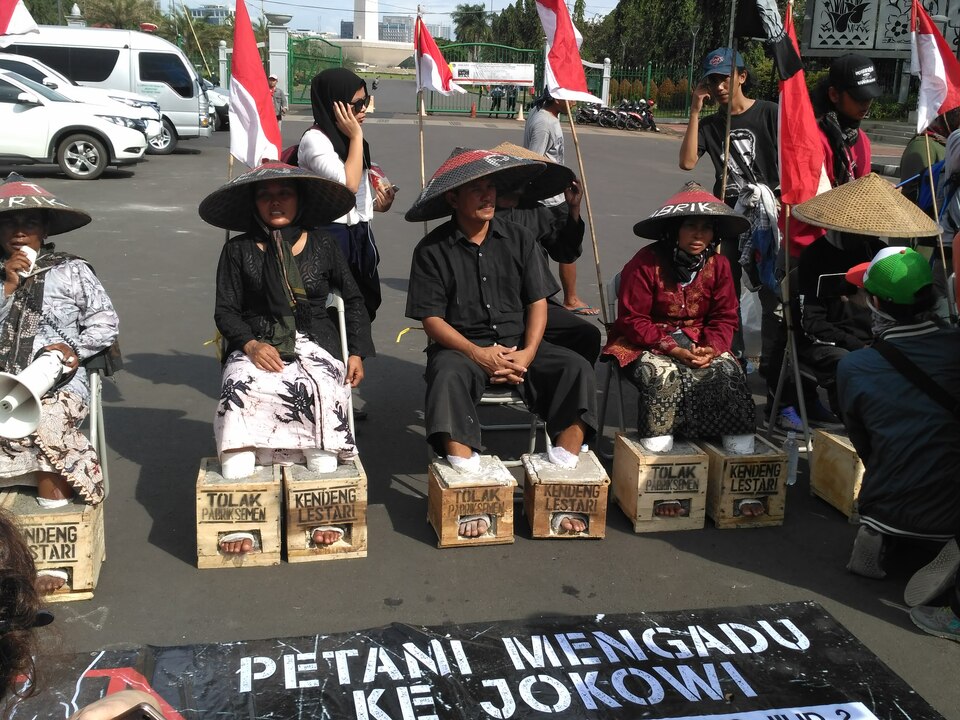 Demonstrators from the Kendeng Mountains in Central Java protest against the construction of a cement factory in front of the State Palace in Jakarta on Monday (20/03) by casting their feet in cement. (Komnas Perempuan Photo)