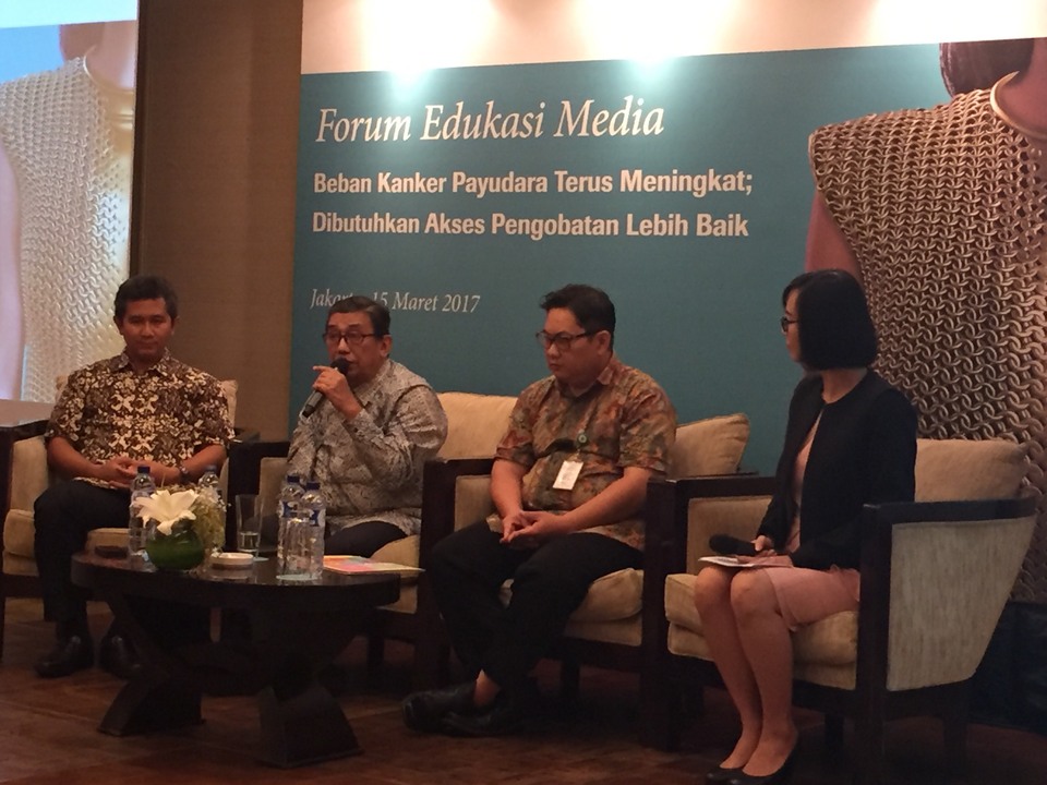 From left, Dr. Bob Andinata,  Prof. Dr. dr. Arry Haryanto, Dr. Aries Hamzah and Mala Ekayanti of PT. Roche Indonesia were having a discussion on breast cancer on Wednesday (15/03).  (Photo courtesy of Forum Ngobras)