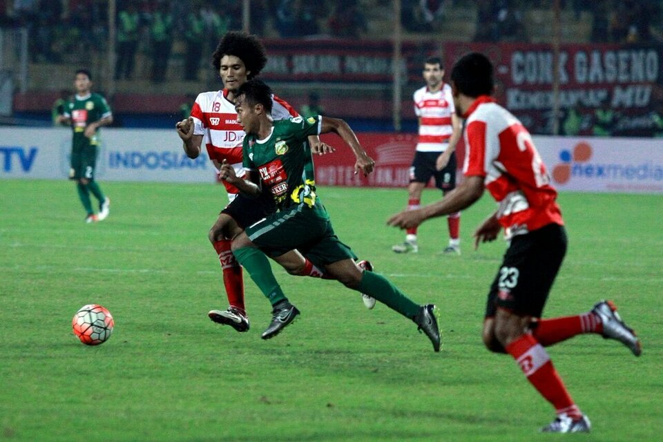 Muhammad Hargianto, center, in action for Bhayangkara Football Club. (Photo courtesy of Twitter/Muhammad Hargianto)