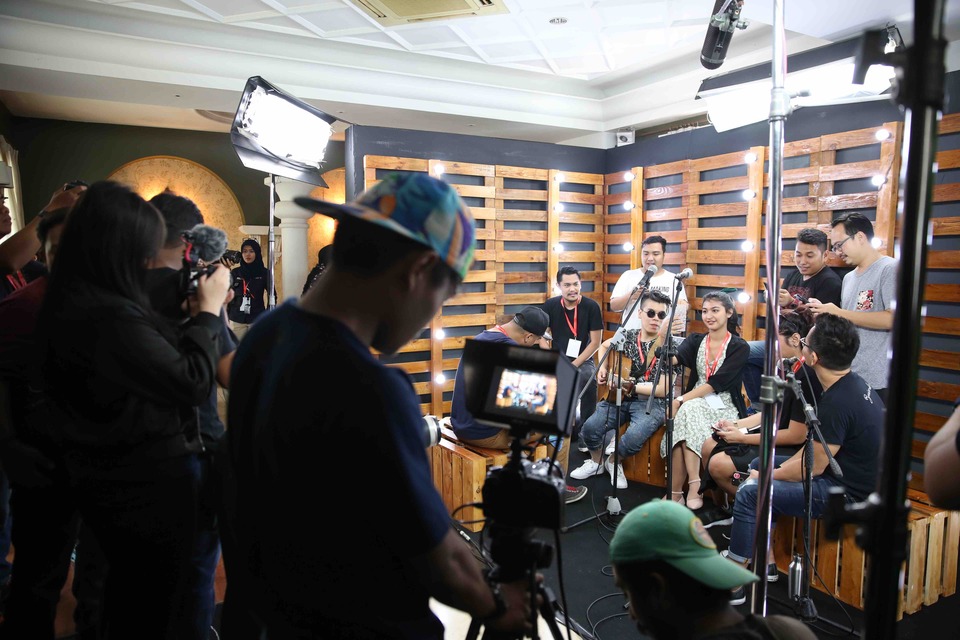 Cameo Project filming in one of the Youtube Pop-up Space studios in Rumah Maroko, Central Jakarta, on Thursday (09/03). (Photo Courtesy of YouTube Jakarta). 