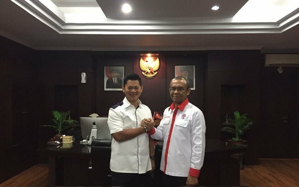 Raja Sapta Oktohari, left, poses with Gatot Dewa Broto. (Photo courtesy of Gatot Dewa Broto's official Twitter account)