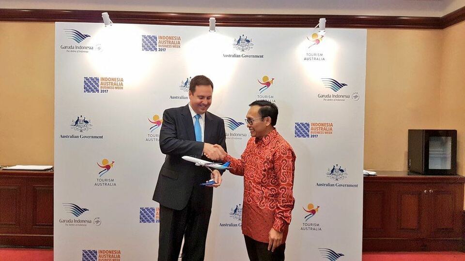 Australian Minister of Trade, Tourism and Investment Steven Ciobo shakes hand with Garuda Indonesia chief executive Muhammad Arif Wibowo at a press conference in Jakarta on Tuesday (07/03). (Photo courtesy of Garuda Indonesia)