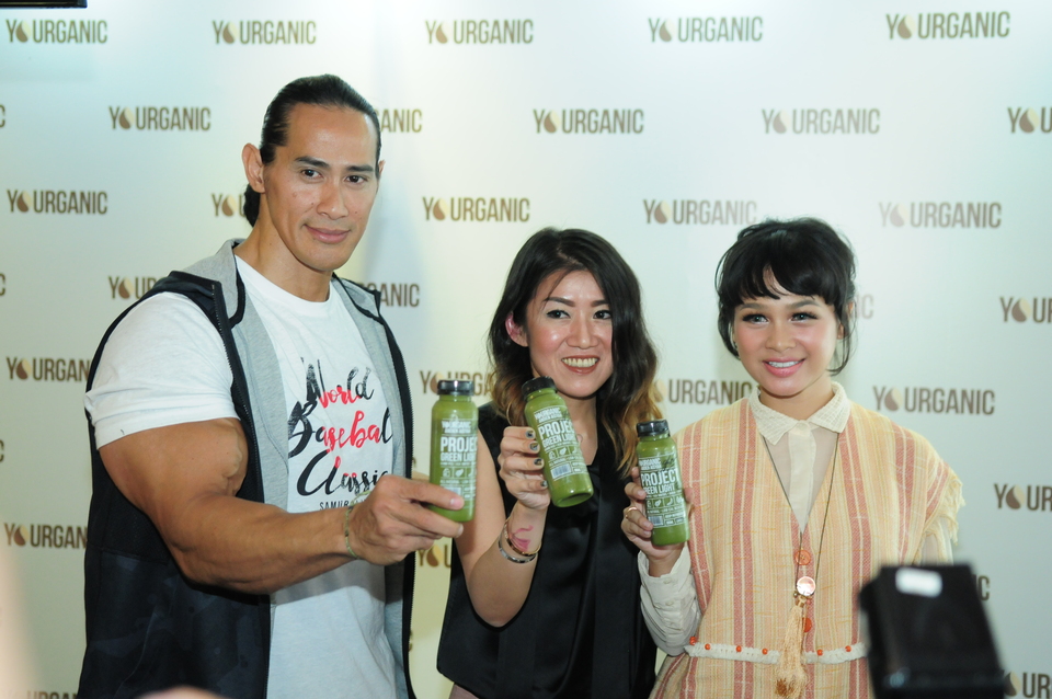 From left to right, weightlifter Ade Rai, Yenna Samantha and Andien Aisyah pose together during the Green Light Project launch in Senopati, South Jakarta, on Tuesday (21/03). (Photo Courtesy of Yourganic)