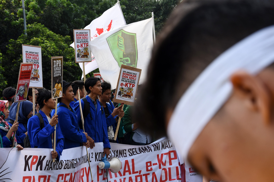 Students demonstrate in front of the offices of the Corruption Eradication Commission (KPK) in South Jakarta on Thursday (09/03). The student body urged the KPK to investigate several members of the Indonesian Democratic Party of Struggle (PDI-P) for allegedly seeking payments from residents to provide biometric identity cards, known as e-KTP. (Antara Photo/Indrianto Eko Suwarso)