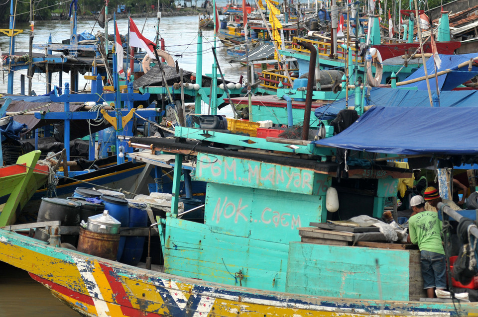 Fishermen dock their boat at Muarareja in Central Java on Sunday (19/03). The Ministry of Maritime Affairs and Fisheries has threatened to annul an agreement that provides local fishermen with equipment, such as boats and fishing gear, if they are found to have manipulated their total yield inputs. (Antara Photo/Oky Lukmansyah)
