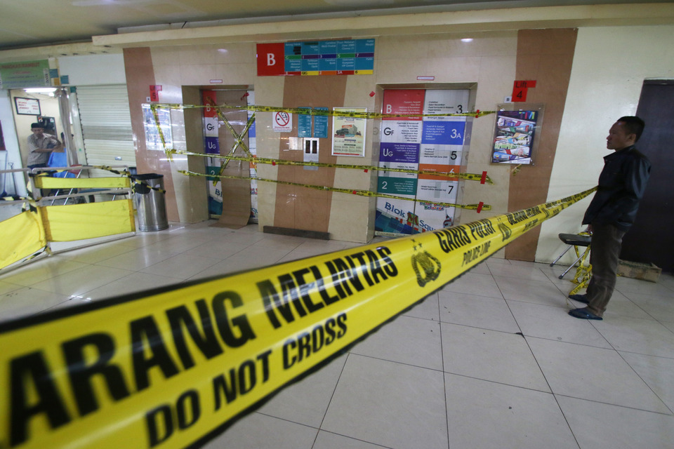 A visitor observes the site on an elevator accident in the Blok M Square shopping center in South Jakarta on Saturday (18/03). Police will question the manager of the mall to determine the cause of the incident, which occurred on Friday. (Antara Photo/Rivan Awal Lingga)