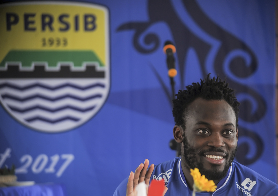 Persib Bandung's Michael Essien is introduced to public at the club's headquarters in Bandung, West Java, on Tuesday (14/03). (Antara Photo/Novrian Arbi)