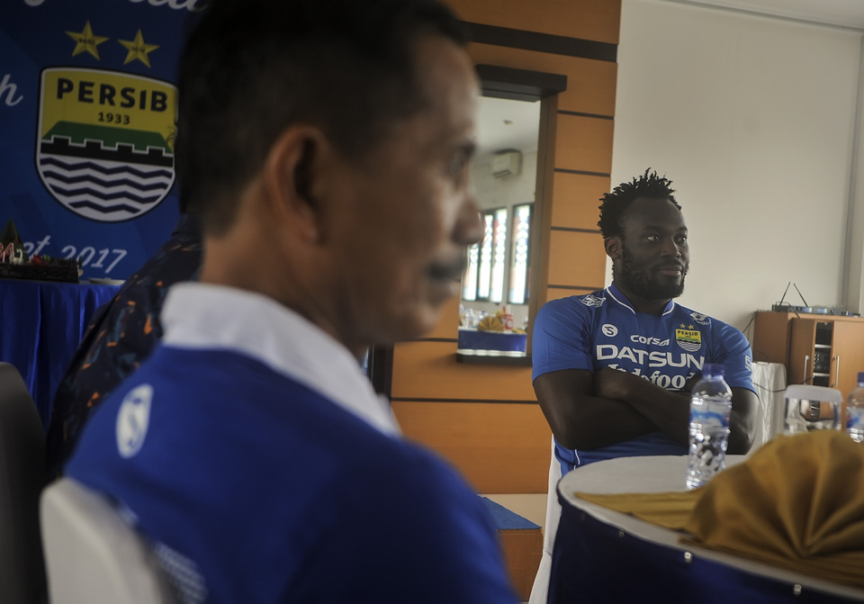 Persib Bandung coach Djadjang Nurdjaman, left, sits with newly acquired Michael Essien at the club's headquarters in Bandung, West Java, on March 14, 2016. (Antara Photo/Novrian Arbi)