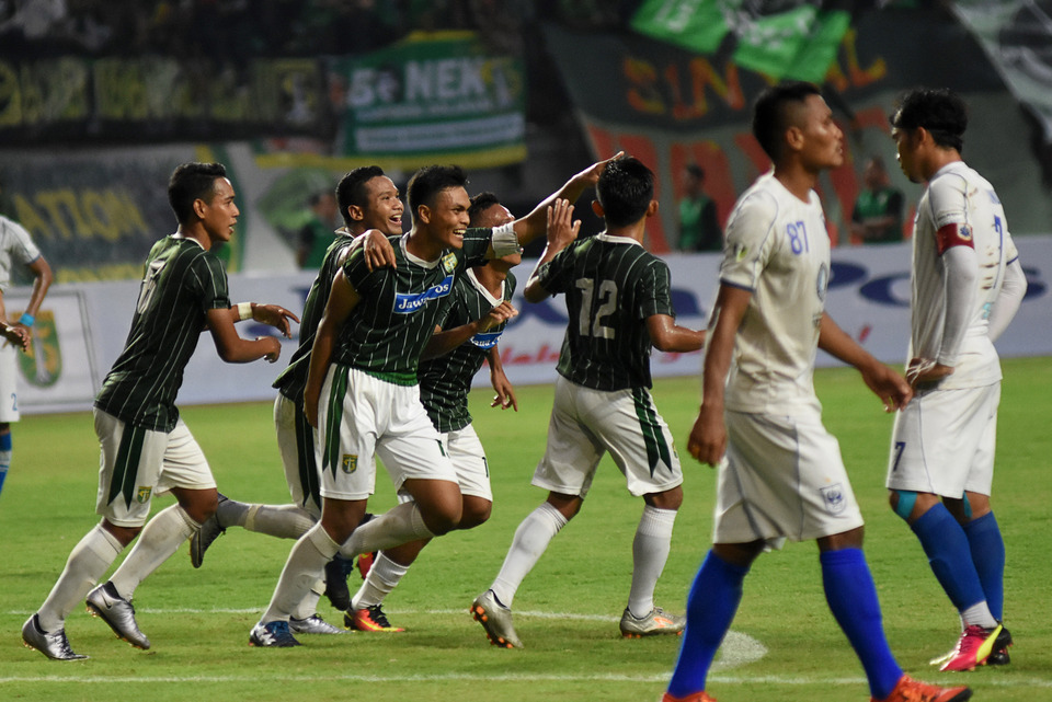 Persebaya's Rachmat Irianto, center, celebrates after scoring a penalty shot against PSIS Semarang on Sunday (19/03). (Antara Photo/M Risyal Hidayat)