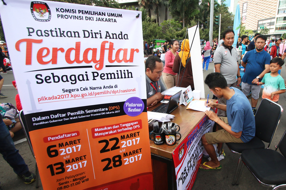 Local election officials register voters at a pop-up booth during car-free day on Jalan Thamrin in Central Jakarta on March 12, 2017. (Antara Photo/Rivan Awal Lingga)