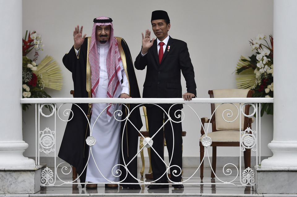 President Joko Widodo and King Salman bin Abdulaziz Al Saud of Saudi Arabia wave to onlookers during their meeting at the Presidential Palace in Bogor, West Java, on March 1. (Antara Photo/Puspa Perwitasari)