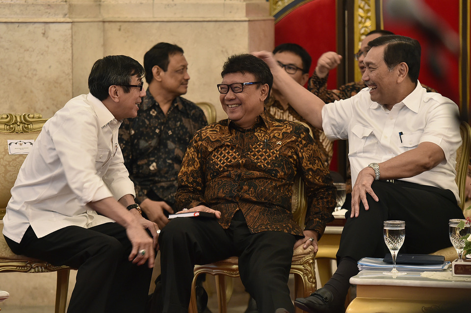 Home Affairs Minister Tjahjo Kumolo (center), Coordinating Minister of Maritime Luhut Binsar Pandjaitan (right) and Justice and Human Rights Minister Yasonna Laoly (left) during a plenary cabinet meeting at the State Palace in Central Jakarta on Wednesday (15/03). (Antara Photo/Puspa Perwitasari)