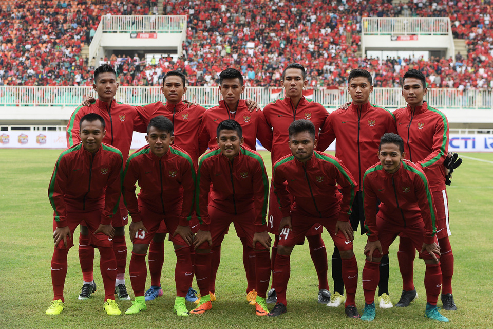 Indonesia's under-22 team poses before playing a friendly match with Myanmar at Pakansari Stadium in Bogor, West Java on Tuesday (21/03). (Antara Photo/Sigid Kurniawan)