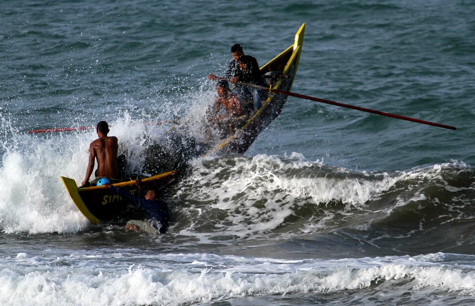 Fishermen sailing through rough seas in the Strait of Malacca in Aceh on Tuesday (28/02). The Meteorological, Climatological and Geophysics Agency (BMKG) has warned that waves in the region may reach heights of between 1.25 meters and 2.50 meters over the next seven days. (Antara Photo/Rahmat)
