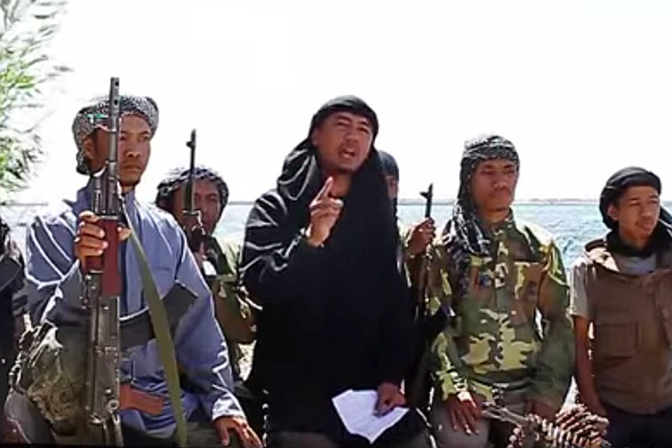 Indonesian militant Bahrumsyah appears in a YouTube video in 2014, appealing to all militants in Indonesia to fight for the Islamic State. (Screen capture of Bahrumsyah's YouTube video)