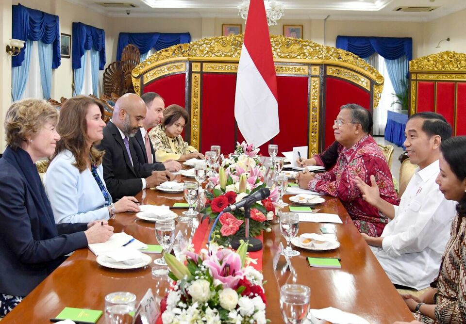 President Joko 'Jokowi' Widodo discusses Indonesia's financial inclusion program with Melinda Gates, second from left, at Halim Perdanakusuma International Airport in East Jakarta on Thursday (23/03). (Photo courtesy of the State Palace Press)