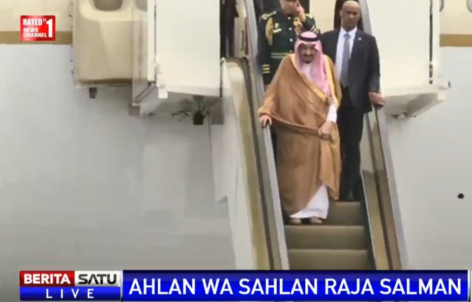 Saudi Arabian King Salman bin Abdulaziz Al-Saud land his feet at Halim Perdana Kusuma Airport in Jakarta on Wednesday (01/03). (Photo courtesy of BeritaSatuTV)