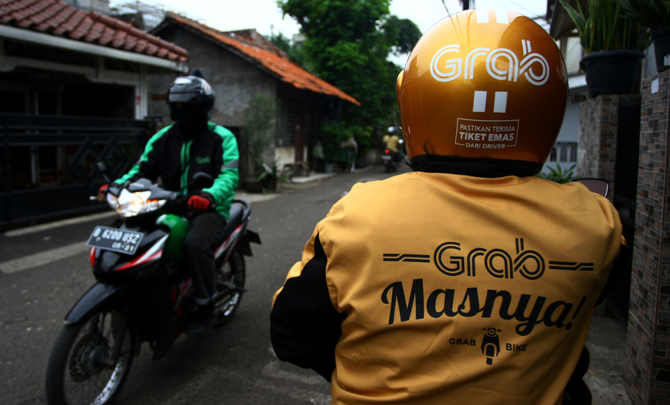 App-based ride-hailing service Grab Indonesia and online dating application Tinder are teaming up for a region-wide marketing campaign in a bid to attract more users by offering passengers rides with local stars. 
(Antara Photo/Muhammad Iqbal)