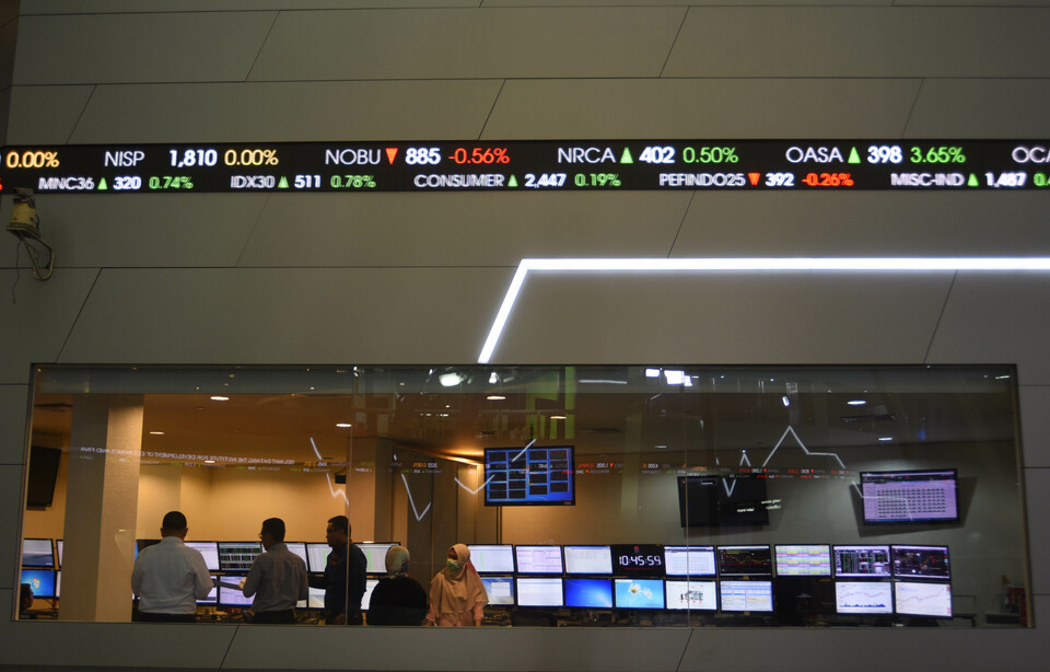 Southeast Asian stock markets except the Philippines traded lower on Friday (07/04), in line with broader Asia, after the United States launched cruise missiles against an air base in Syria. (Antara Photo/Akbar Nugroho Gumay)