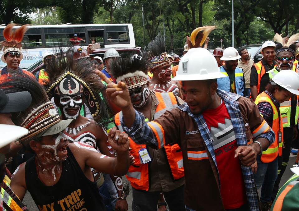 Workers of Freeport Indonesia began a month-long strike in Mimika, Papua, on Monday (01/05), following deadlocked negotiations over lay offs with the company's management. (SP Photo/Joanito De Saojoao.)