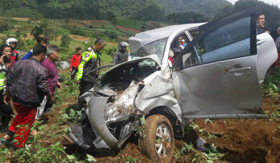 At least 13 people died and dozens were injured in a road accident on Jalan Raya Puncak, which connects the hilly side of Bogor with Cianjur, West Java, on Sunday morning (30/04). (B1 Photo)