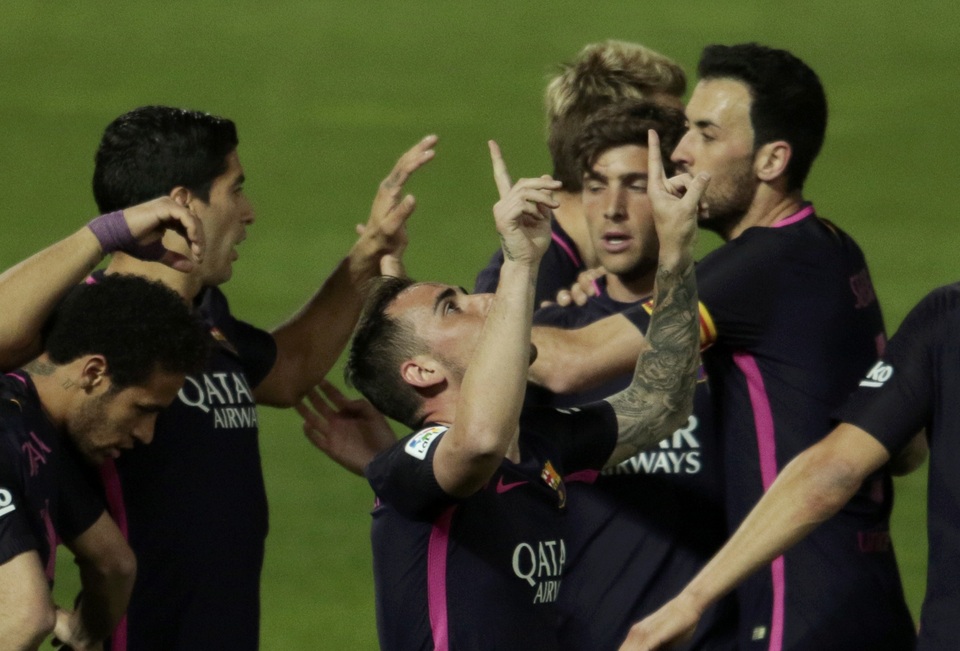 Barcelona's Paco Alcacer celebrates with teammates after scoring a goal over Granada on Sunday (02/04). (Reuters Photo/Pepe Marin)