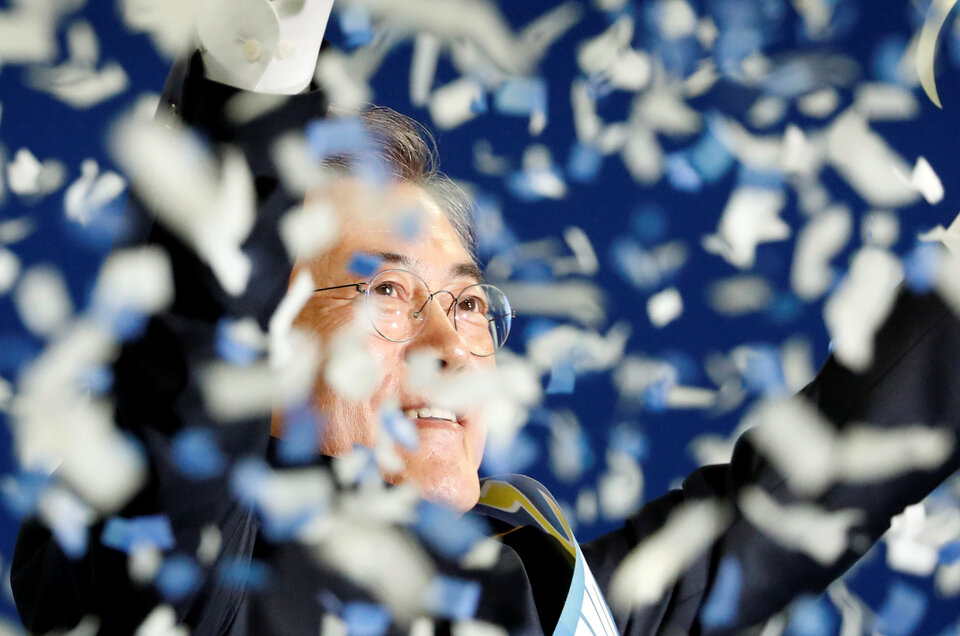 South Korean human rights lawyer Moon Jae-in won the liberal Democratic Party primary vote on Monday (03/04), setting him on course to become the next president and perhaps take a softer line on North Korea. (Reuters Photo/Kim Hong-ji)