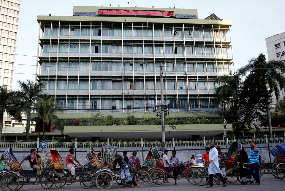 Commuters walk in front of the Bangladesh central bank building in Dhaka in this September 2016 file photo. (Reuters Photo/Mohammad Ponir Hossain)